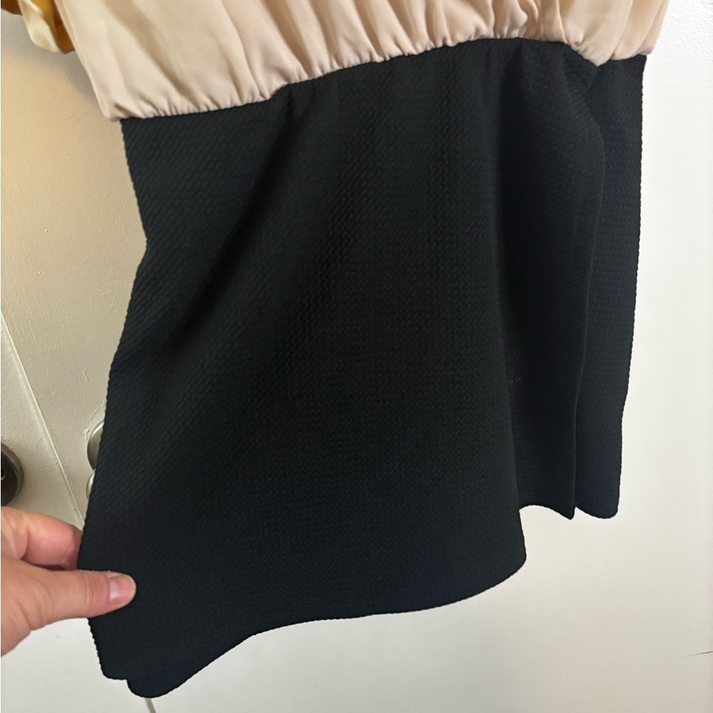 Chic Two-Tone V-Neck Romper - Picture 2 of 10